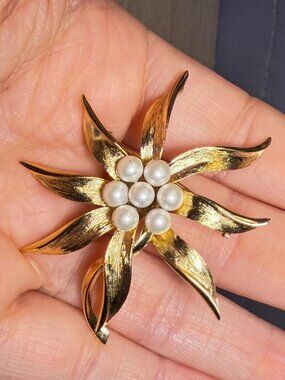 Flower Brooch Faux Pearl Gold Tone Vintage Floral Pin 2.75”
